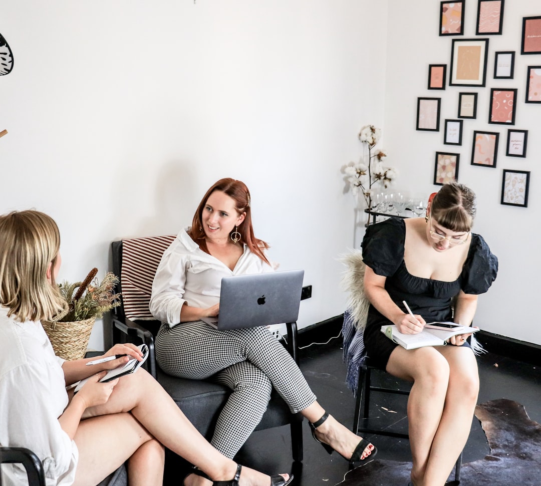 Beziehungen über Bildschirme für schüchterne Menschen