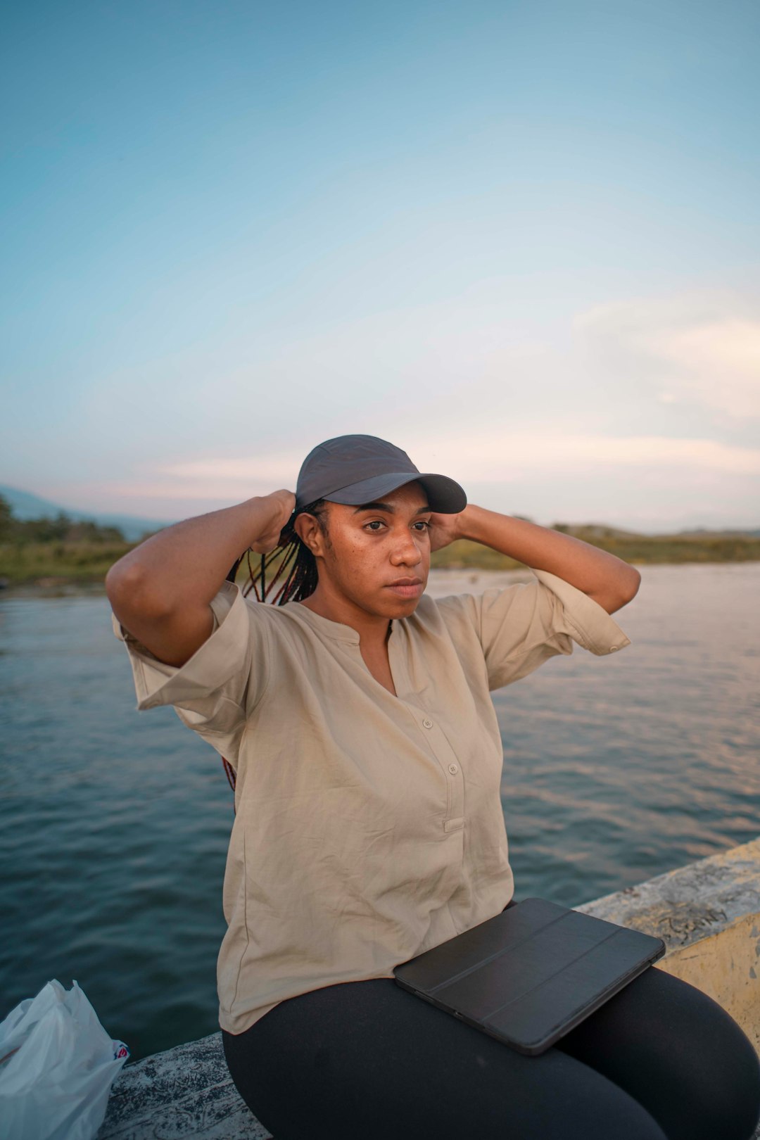 Warum spielerisches Necken sofortige Anziehung erzeugt